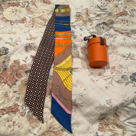 HERMES Twilly Clic-Clad MODERNE NOUVEAU Silk Scarf